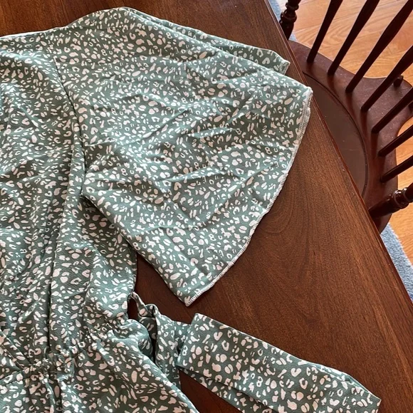 Green and cream vneck top size medium runs small NEW without tags - Picture 5 of 8